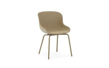 En moderne stol med buet ryglæn og beige stofbetræk, designet til moderne interiøræstetik, sat på fire slanke metalliske ben, isoleret mod en almindelig hvid baggrund.