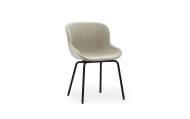 En moderne stol fra TomorrowsDesign med beige polstret sæde og ryglæn på fire sorte metalben, isoleret på hvid baggrund.