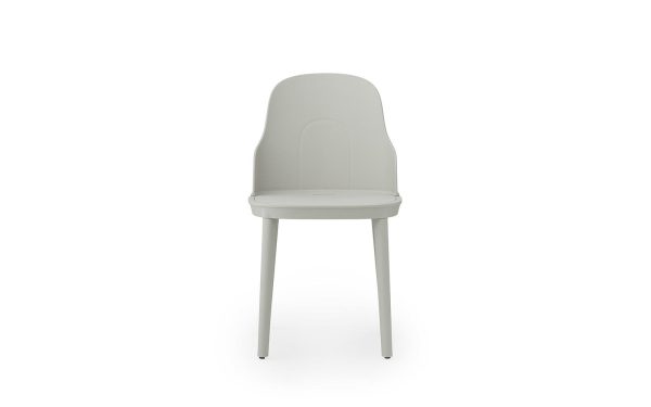 En moderne, monokrom lysegrå NORMANN COPENHAGEN - Allez Stol med buet ryglæn og slanke, lige ben, afbildet mod en almindelig hvid baggrund.