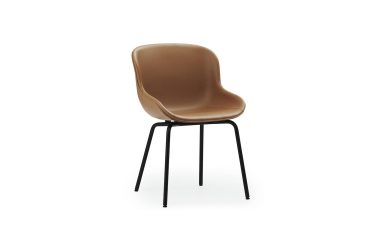 En moderne solbrun stol med et slankt, buet sæde og en matsort metalfod med fire ben, isoleret på en hvid baggrund. Dette stykke eksemplificerer perfekt moderne designmøbler-æstetik.