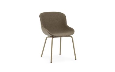 En moderne stol med brunt polstret sæde og ryglæn på slanke metalliske ben, isoleret på en hvid baggrund, eksemplificerer banebrydende design.