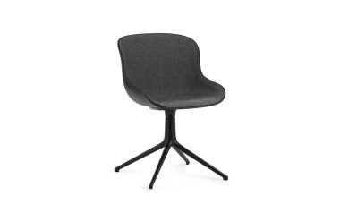 En moderne NORMANN COPENHAGEN - Hyg Drejestol med et blødt ryglæn og en sort, firbenet, drejelig base, isoleret på en hvid baggrund.