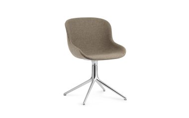 En moderne NORMANN COPENHAGEN - Hyg Drejestol kontorstol med betræk af taupe stof og en skinnende krom stjernebase, isoleret på en hvid baggrund.