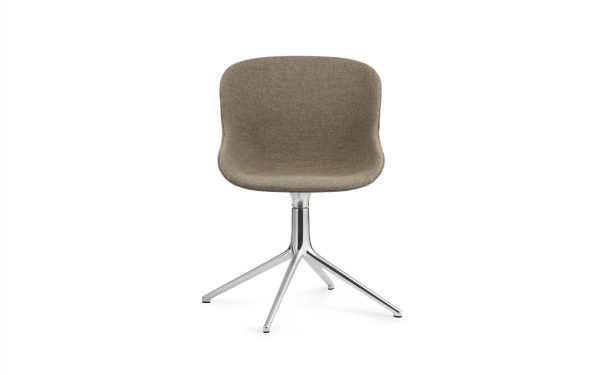 En moderne NORMANN COPENHAGEN - Hyg Drejestol med et buet, taupe polstret sæde og en poleret krom stjernebase, isoleret på en hvid baggrund.