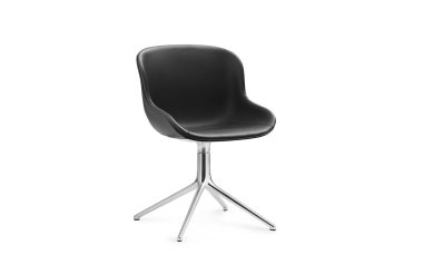 En moderne sort NORMANN COPENHAGEN - Hyg Drejestol med et glat, buet sæde og en forkromet firbenet stjernebase, isoleret på en hvid baggrund.