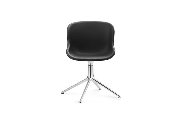 En moderne NORMANN COPENHAGEN - Hyg Drejestol med et glat, skallignende sæde og en metallisk stjerneformet base, isoleret på en hvid baggrund.