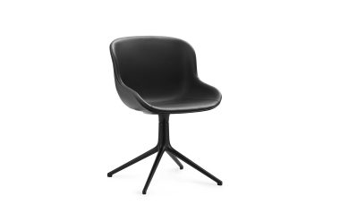 En moderne sort NORMANN COPENHAGEN - Hyg Drejestol med et glat, buet sæde og ryglæn på en firbenet, stjerneformet sort metalbund, isoleret på en hvid baggrund.