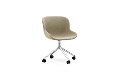 A NORMANN COPENHAGEN - Hyg Stol med beige polstring og en krom femstjernet base med sorte hjul, isoleret på hvid baggrund.