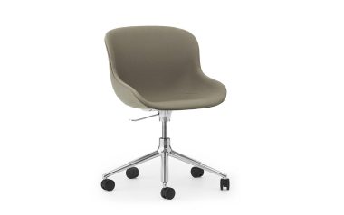 EN NORMANN COPENHAGEN - Hyg Stol med gråt stofsæde og krom drejefod udstyret med sorte styrehjul, isoleret på hvid baggrund.