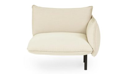 EN NORMANN COPENHAGEN - Ark Modulsofa 110 Midte med en cremepude, et fastgjort ryglæn og en cylindrisk sidepude på et slankt sort metalben, isoleret på en hvid baggrund.
