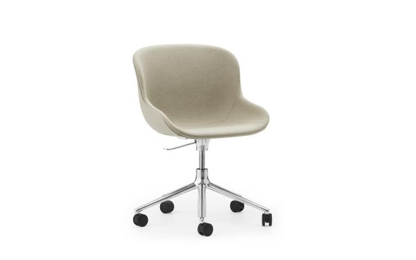 En moderne kontorstol med beige polstret sæde og ryglæn på skinnende krombund med fem sorte hjul, isoleret på hvid baggrund. NORMANN COPENHAGEN - Hyg Stol.