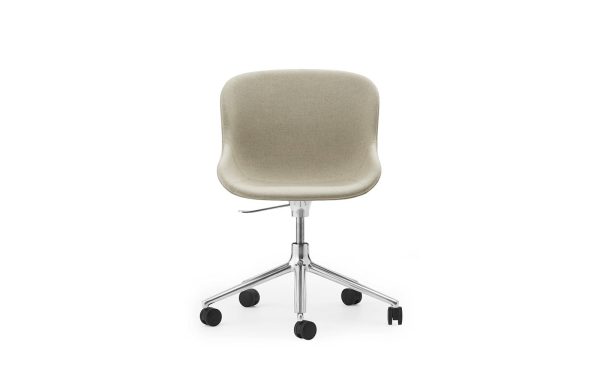 A NORMANN COPENHAGEN - Hyg Stol med et lys beige polstret sæde og ryglæn, monteret på en poleret krom femhjulet base, isoleret på en hvid baggrund.