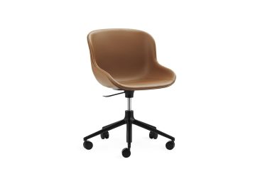 EN NORMANN COPENHAGEN - Hyg Stol kontorstol med glat, skallignende sæde og sort, justerbar femhjulsbase, isoleret på hvid baggrund.