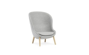 En moderne lysegrå stoflænestol med høj ryg og et polstret sæde, stående på fire lyse træben, isoleret på en hvid baggrund, fremviser skandinavisk designmøbler.