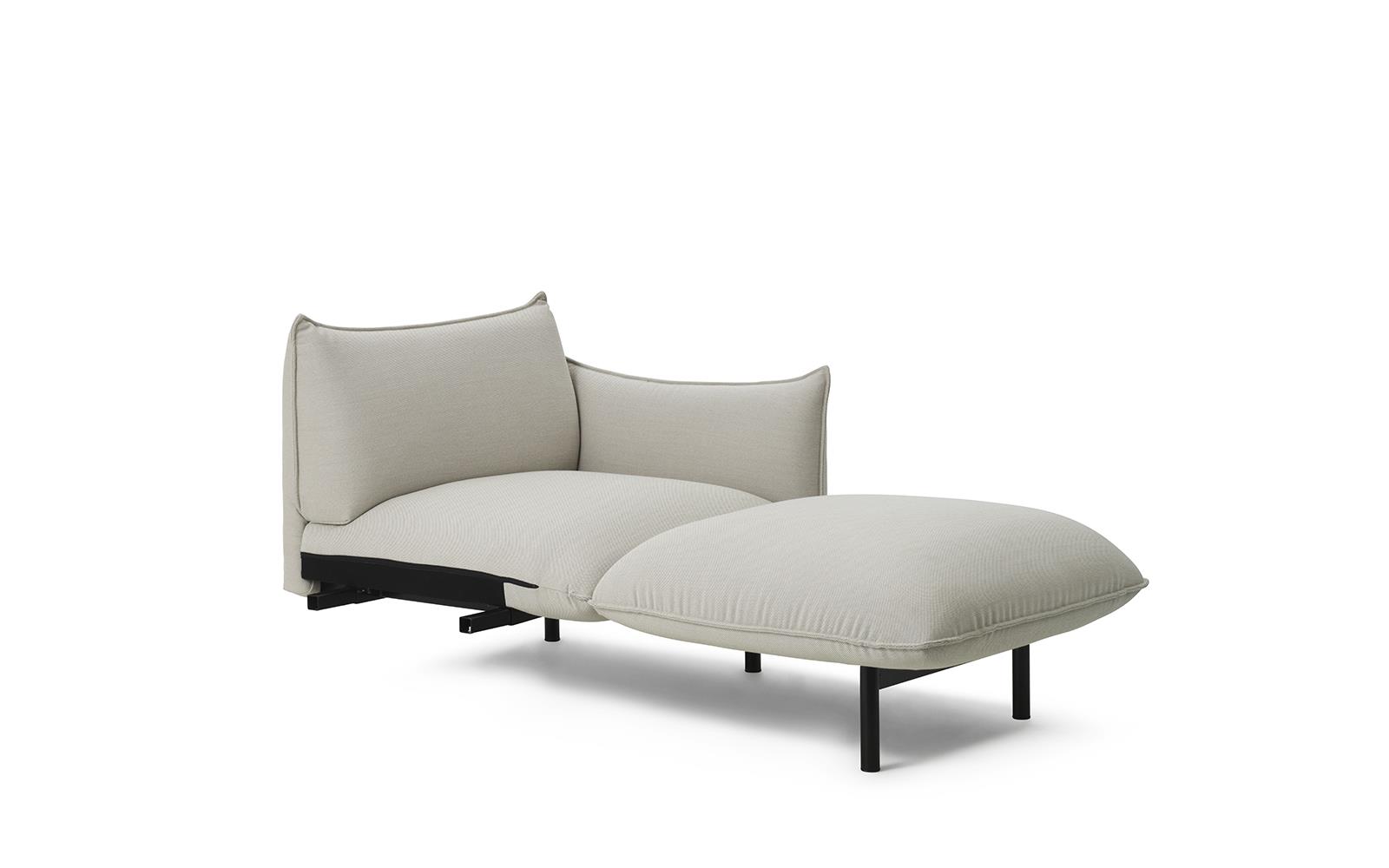 En moderne NORMANN COPENHAGEN - Ark Modular Sofa 420 Chaiselong med en lysegrå stofpude og to matchende puder, sat på en minimalistisk sort ramme, isoleret på en hvid baggrund.