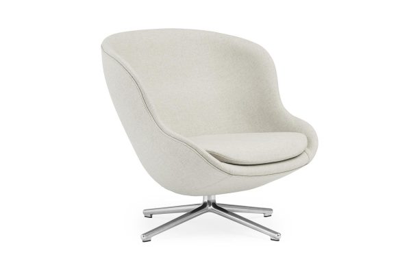 En moderne lysegrå lænestol i stof med høj ryg og bevinget design, med et polstret sæde og en krom stjerneformet base, isoleret på en hvid baggrund. Dette stykke er et eksempel på TomorrowsDesign.