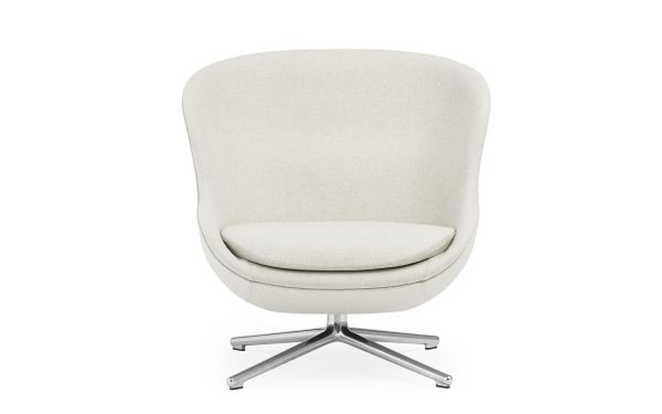 En moderne drejestol i lysegrå stof med højt afrundet ryglæn og polstret sæde på en metallisk stjernebase, med et moderne design, isoleret på en hvid baggrund.