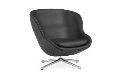 Moderne NORMANN COPENHAGEN - Hyg Lænestol Low med afrundet ryg og metalbund, isoleret på hvid baggrund.
