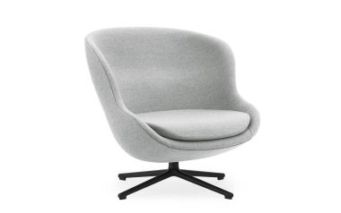 Moderne grå polstret lænestol med høj ryg, buet design og sort drejefod fra TomorrowsDesign, isoleret på hvid baggrund.