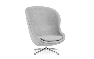 En moderne, grå stofpolstret lænestol med høj ryg og polstret sæde, monteret på en drejelig krombund fra TomorrowsDesign, isoleret på hvid baggrund.