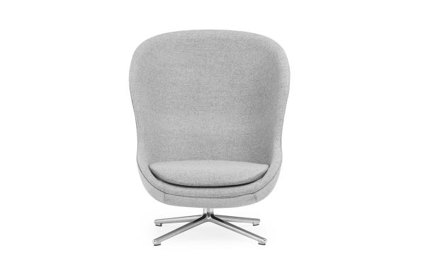 En moderne grå stofstol med et højt buet ryglæn og et polstret sæde, monteret på en krom drejefod, isoleret på en hvid baggrund, eksemplificerer moderne møbler design.