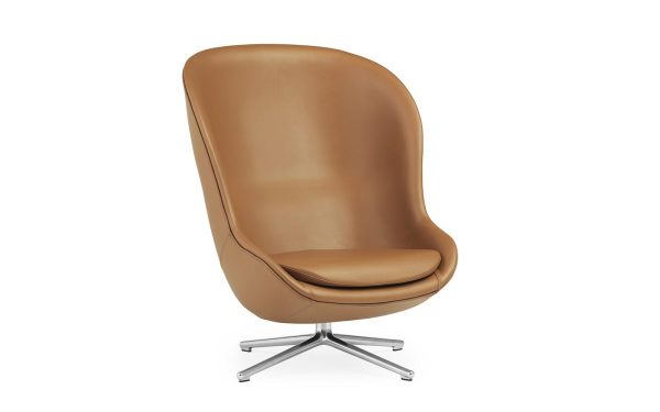 En moderne solbrun læderstol med en høj ryg og et buet sæde på en metallisk drejelig base, isoleret på en hvid baggrund, inkarnerer perfekt essensen af TomorrowsDesign.
