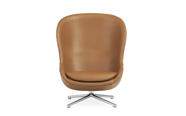 En moderne brun læderstol med TomorrowsDesign med høj ryg og drejefod af metal, isoleret på en hvid baggrund.