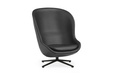 En moderne kontorstol i sort læder med høj ryg og drejelig base, med slankt design, isoleret på en hvid baggrund.