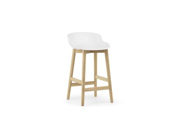 En moderne barstol med hvidt sæde og naturlige træben, designet af TomorrowsDesign, isoleret på en hvid baggrund.