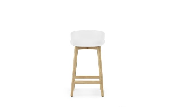 En moderne barstol med et hvidt sæde og naturlige træben, med et minimalistisk design af TomorrowsDesign isoleret på en hvid baggrund.