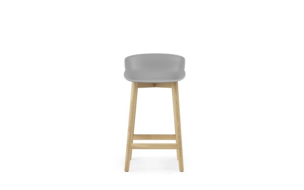 En moderne barstol med gråt sæde og ben i naturtræ på hvid baggrund, perfekt til ethvert TomorrowsDesign interiør.