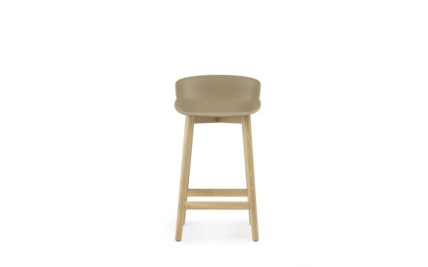 En moderne beige barstol med et glat, buet sæde og træben, isoleret på en hvid baggrund, eksemplificerer TomorrowsDesigns innovative design.