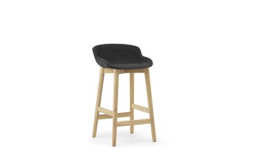 En moderne design barstol med et mørkegrå polstret sæde og et stel af naturligt træ, sat mod en almindelig hvid baggrund.