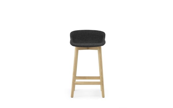En moderne barstol med en mørkegrå pude på en lys træramme, isoleret mod en hvid baggrund, eksemplificerer TomorrowsDesigns æstetik.