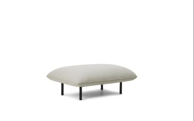 En moderne ovalformet NORMANN COPENHAGEN - Ark Modulsofa 700 Puf med en lysegrå pude og sorte metalben, isoleret på en hvid baggrund.