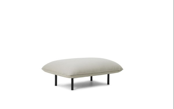 En moderne ovalformet NORMANN COPENHAGEN - Ark Modulsofa 700 Puf med en lysegrå pude og sorte metalben, isoleret på en hvid baggrund.