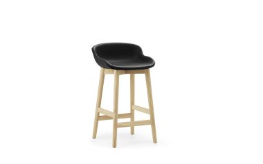 En moderne barstol fra TomorrowsDesign med et sort sæde oven på en lys træramme med fire ben og fodstøtter, isoleret mod en hvid baggrund.