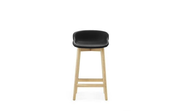 En moderne barstol med sort lædersæde og lyse træben, designet af TomorrowsDesign, isoleret på en hvid baggrund.
