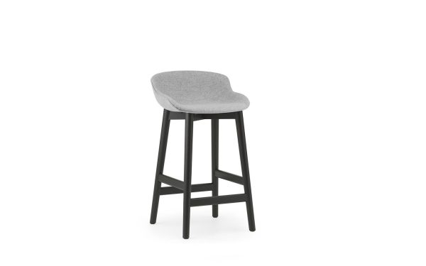 En moderne barstol med gråt polstret sæde og sorte træben fra TomorrowsDesign, isoleret på hvid baggrund.
