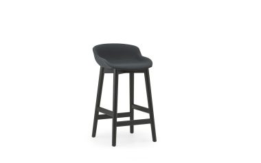 En moderne NORMANN COPENHAGEN - Hyg Barstol 65 med et mørkegrå polstret sæde og sorte træben, isoleret på en hvid baggrund.