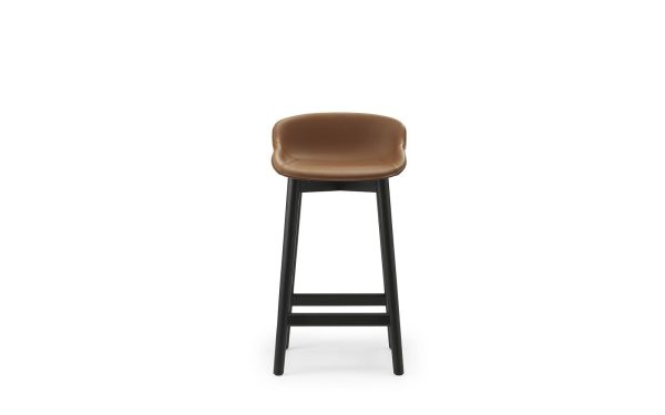 En moderne design barstol med brunt lædersæde og sorte træben, isoleret på en hvid baggrund.