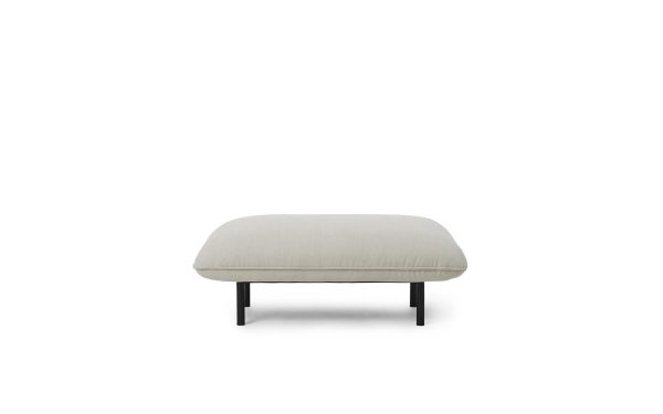 En minimalistisk rektangulær NORMANN COPENHAGEN - Ark Modulsofa 700 Puf med en lysegrå pude og fire sorte ben, sat mod en isoleret hvid baggrund.
