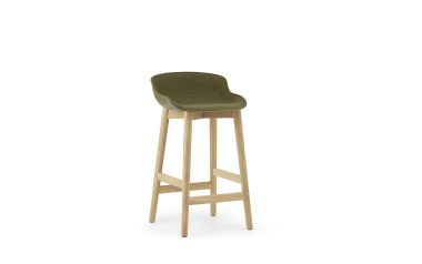 En moderne barstol med grønt polstret sæde og ryglæn på en lys træramme fra TomorrowsDesign, isoleret på hvid baggrund.