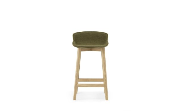 En moderne barstol med lyse træben og et mørkegrønt polstret sæde, placeret mod en hvid baggrund, som eksemplificerer TomorrowsDesign.