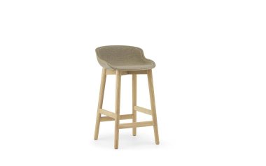 En moderne barstol med et beige, stofbetrukket sæde og træben, isoleret på en hvid baggrund, indbefatter TomorrowsDesign-etos.