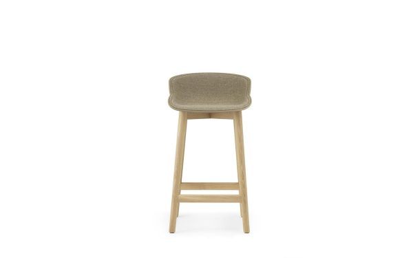 En moderne design barstol med lyse træben og et afrundet, polstret sæde betrukket med gråt stof, isoleret på en hvid baggrund.