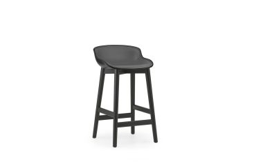 En moderne sort barstol med buet ryglæn og fire slanke ben, designet af TomorrowsDesign, isoleret på en hvid baggrund.