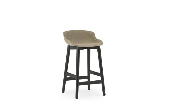 En moderne barstol med sort stel og buet beige sæde, isoleret på en hvid baggrund. Perfekt til moderne interiørdesign.