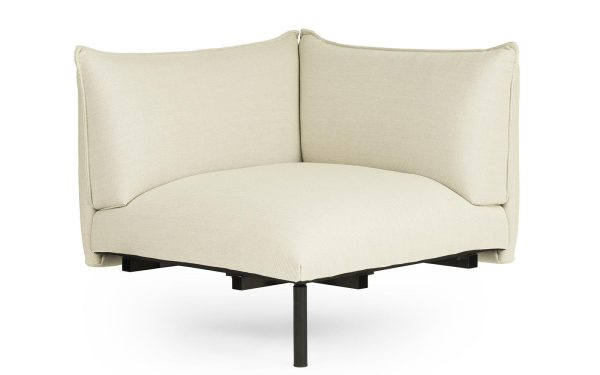 Moderne hjørnestol med en beige stofhynde og høje sidepaneler i wingback-stil, sat på et minimalt sort stel. designet er NORMANN COPENHAGEN - Ark Modular Sofa 150 Hjørne og funktionelt.
