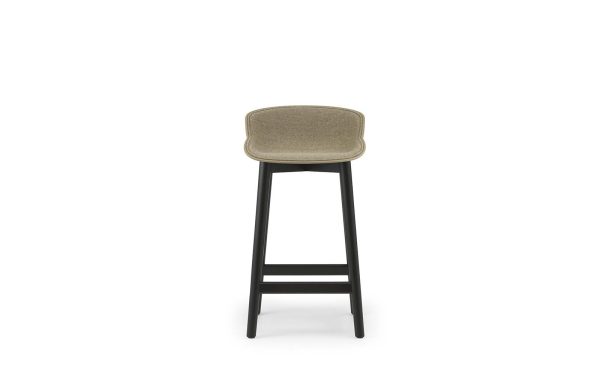 En moderne barstol med sort stel og beige polstret sæde, isoleret på en hvid baggrund, perfekt til moderne interiør.